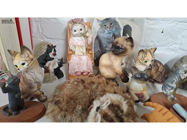 Lot 105 - beeldjes poezen ong 18 stuks + stickers - afbeelding 2 van  3