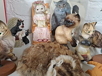 Lot 105 - beeldjes poezen ong 18 stuks + stickers - afbeelding 2 van  3