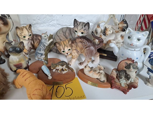 Lot 105 - beeldjes poezen ong 18 stuks + stickers - afbeelding 3 van  3