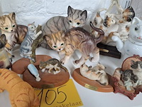 Lot 105 - beeldjes poezen ong 18 stuks + stickers - afbeelding 3 van  3