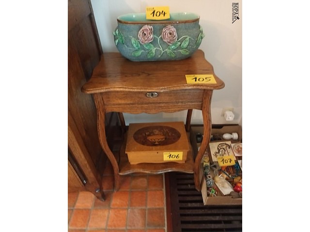 Lot 105 - bijzettafeltje - afbeelding 1 van  3