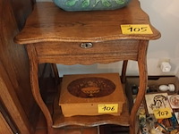 Lot 105 - bijzettafeltje - afbeelding 1 van  3