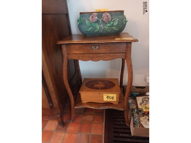 Lot 105 - bijzettafeltje - afbeelding 2 van  3