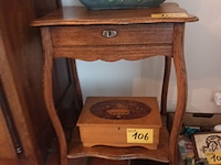 Lot 105 - bijzettafeltje - afbeelding 2 van  3