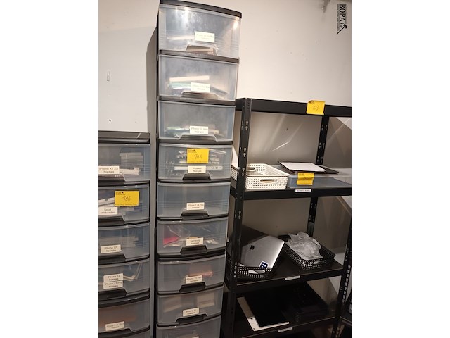 Lot 105 - boxen met gsm hoesjes. 11 stuks - afbeelding 1 van  5