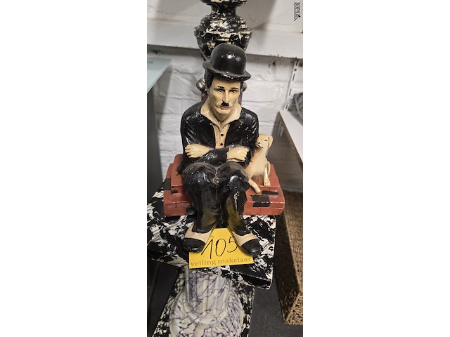 Lot 105 - charlie chaplin beeld met hond - afbeelding 1 van  2