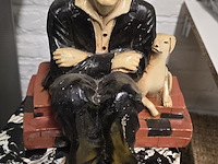 Lot 105 - charlie chaplin beeld met hond - afbeelding 1 van  2