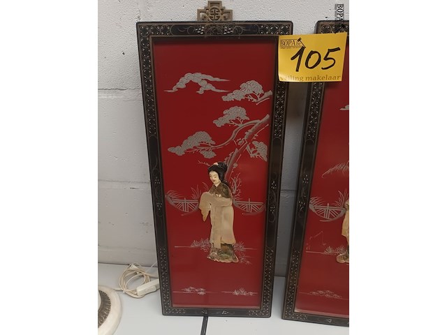 Lot 105 - chinese kaders met parelmoer. 2 stuks - afbeelding 2 van  5