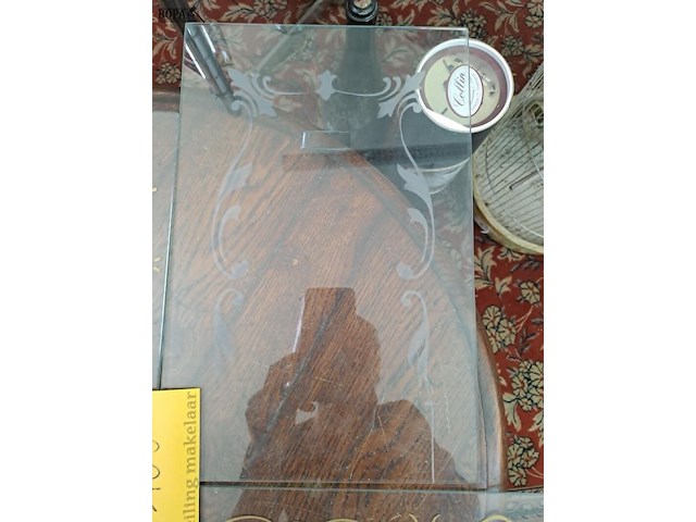 Lot 105 - decoratief glasraam - afbeelding 2 van  3