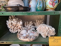 Lot 105 - decoratieve zeebloemen en bokaal schelpen - afbeelding 1 van  5