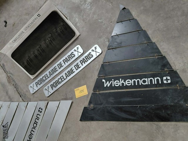 Lot 105 - displays 3-d wiskemann en los paneel porcelaine de paris - afbeelding 1 van  5