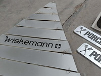 Lot 105 - displays 3-d wiskemann en los paneel porcelaine de paris - afbeelding 3 van  5