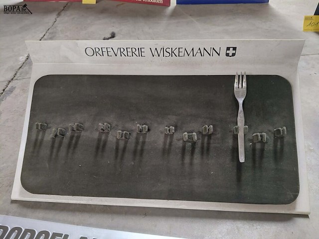 Lot 105 - displays 3-d wiskemann en los paneel porcelaine de paris - afbeelding 4 van  5