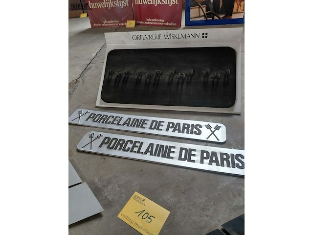 Lot 105 - displays 3-d wiskemann en los paneel porcelaine de paris - afbeelding 5 van  5