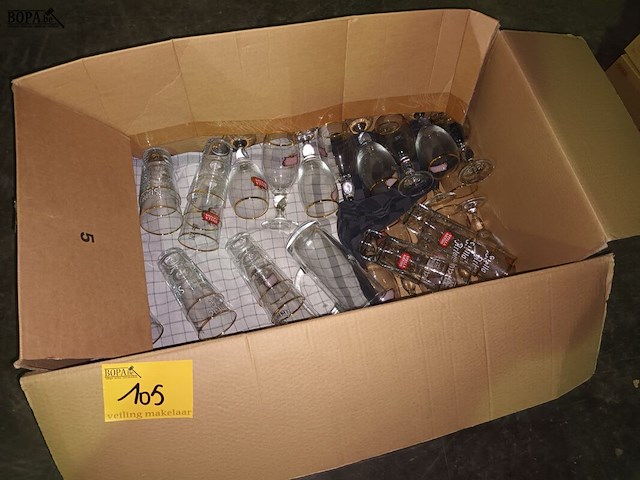 Lot 105 - glazen stella artois - afbeelding 1 van  3
