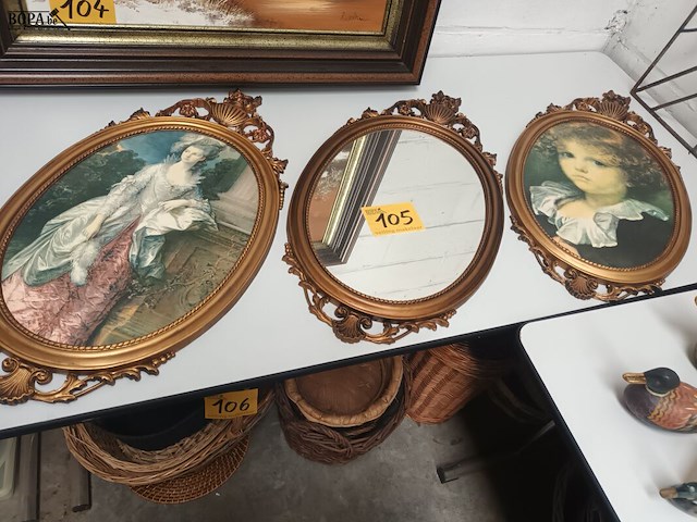 Lot 105 - goudkleurige kaders. 3 stuks - afbeelding 1 van  4