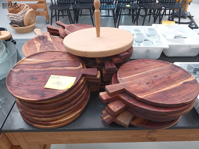 Lot 105 - houten serveerplanken. 44 stuks - afbeelding 1 van  3