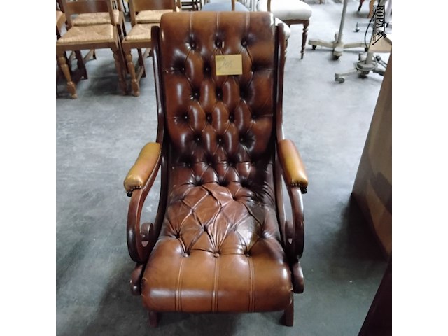 Lot 105 - klassieke engels chesterfield feauteuil - afbeelding 1 van  4