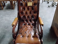 Lot 105 - klassieke engels chesterfield feauteuil - afbeelding 1 van  4