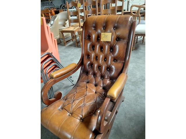 Lot 105 - klassieke engels chesterfield feauteuil - afbeelding 2 van  4