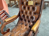 Lot 105 - klassieke engels chesterfield feauteuil - afbeelding 2 van  4