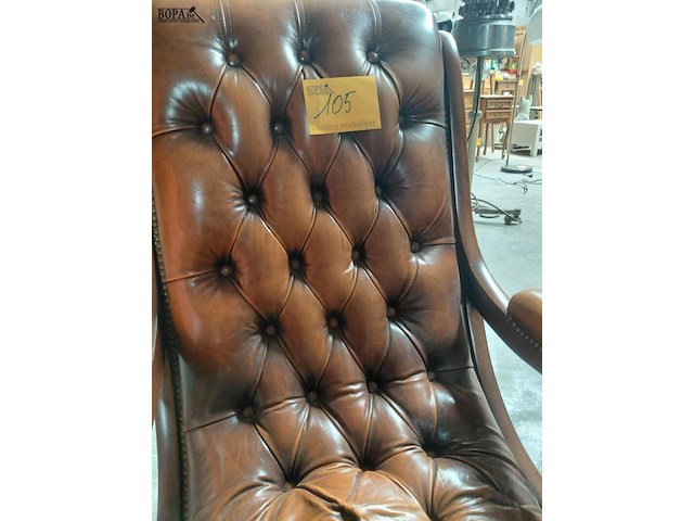 Lot 105 - klassieke engels chesterfield feauteuil - afbeelding 3 van  4