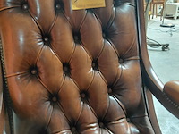 Lot 105 - klassieke engels chesterfield feauteuil - afbeelding 3 van  4