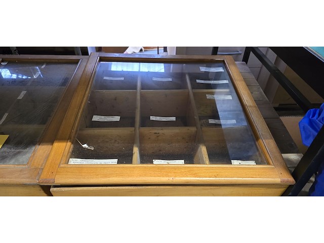 Lot 105 - landelijk winkel tafel vitrines 3 stuks - afbeelding 2 van  4