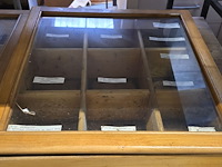 Lot 105 - landelijk winkel tafel vitrines 3 stuks - afbeelding 2 van  4