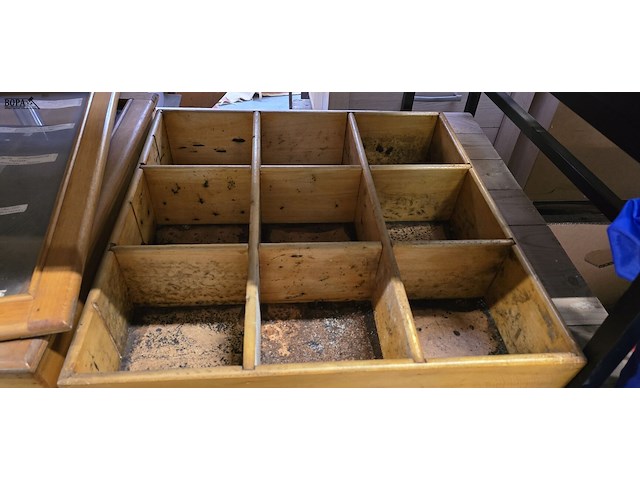 Lot 105 - landelijk winkel tafel vitrines 3 stuks - afbeelding 3 van  4