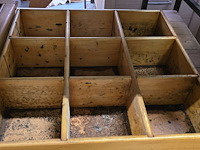 Lot 105 - landelijk winkel tafel vitrines 3 stuks - afbeelding 3 van  4