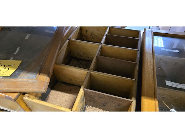 Lot 105 - landelijk winkel tafel vitrines 3 stuks - afbeelding 4 van  4