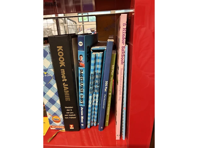 Lot 105 - lot kookboeken - afbeelding 2 van  4