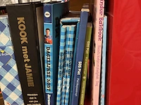 Lot 105 - lot kookboeken - afbeelding 2 van  4