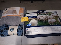 Lot 105 - matrastopper, plaid en sierkussen - afbeelding 1 van  5