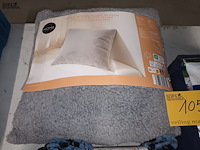 Lot 105 - matrastopper, plaid en sierkussen - afbeelding 4 van  5