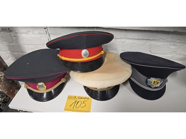 Lot 105 - oekraine 4 kepies - afbeelding 1 van  5