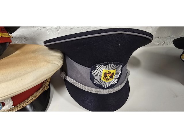 Lot 105 - oekraine 4 kepies - afbeelding 5 van  5