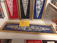 Lot 105 - oud brugs kantwerk in kader. 4 stuks - afbeelding 2 van  3