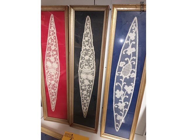 Lot 105 - oud brugs kantwerk in kader. 4 stuks - afbeelding 3 van  3
