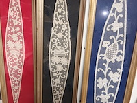 Lot 105 - oud brugs kantwerk in kader. 4 stuks - afbeelding 3 van  3