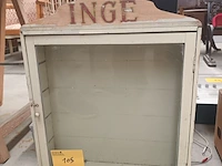 Lot 105 - vitrine kast