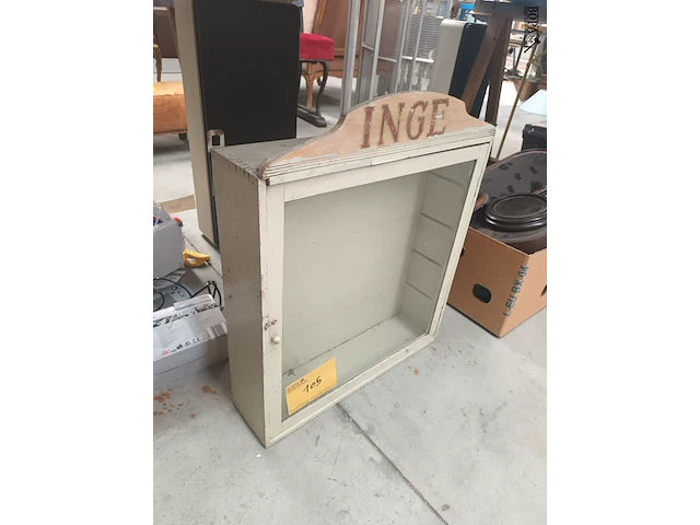 Lot 105 - vitrine kast - afbeelding 2 van  3