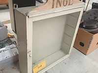 Lot 105 - vitrine kast - afbeelding 2 van  3