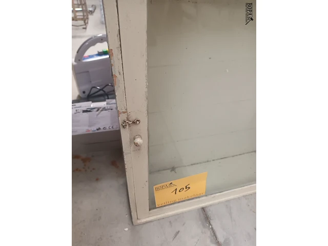 Lot 105 - vitrine kast - afbeelding 3 van  3