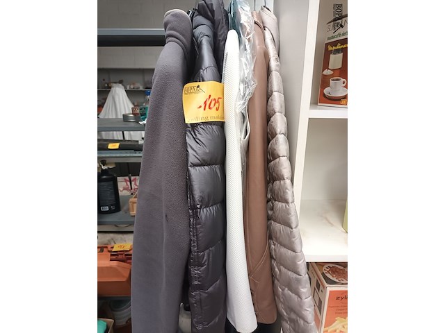 Lot 105 - vrouwenjassen en suitekledij - 7 stuks - afbeelding 1 van  8