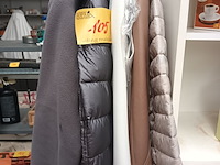 Lot 105 - vrouwenjassen en suitekledij - 7 stuks - afbeelding 1 van  8