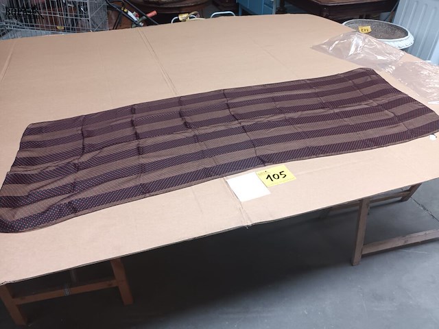 Lot 105 - zijden sjaal - afbeelding 1 van  3