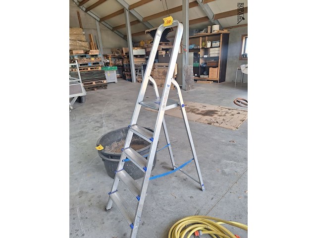 Lot 106 - aluminium trapladder - afbeelding 1 van  2