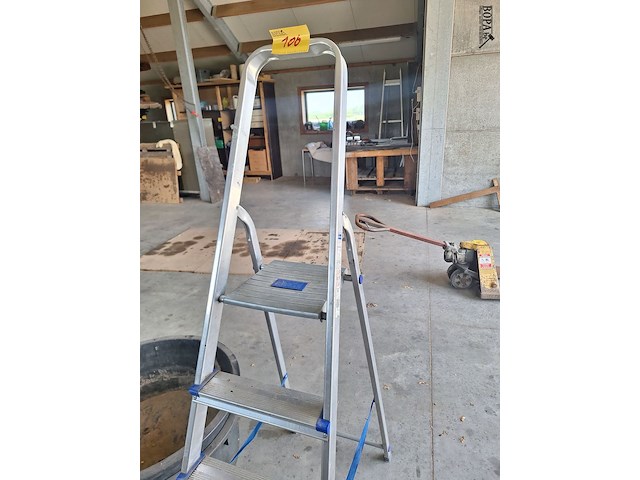 Lot 106 - aluminium trapladder - afbeelding 2 van  2
